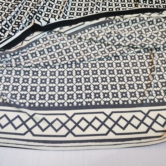 Dressbarn Woman dress slinky stretchy knit scoop neck geometric black ivory 14W - Picture 7 of 11